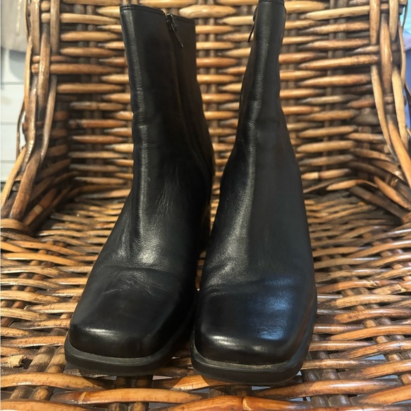 Amanda Smith Black Leather Heeled Ankle Booties  in size 7. Great condition - Picture 15 of 16